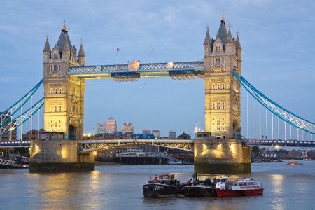Tower Bridge and Canary Wharf at dusk のeditorial素材