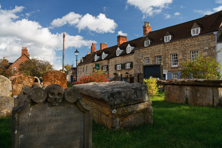 Cemetery and a pub in old Oxford, UK のeditorial素材