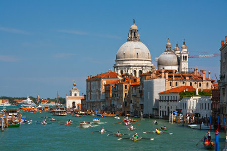 Rowing boats during the Vogalonga event in Venice, Italy.のeditorial素材