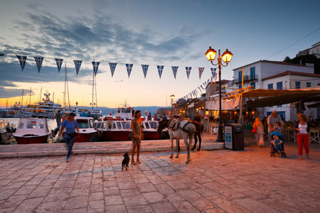 People on the quay in port of Hydraのeditorial素材