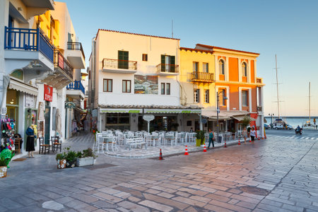 Restaurants, coffee shops and shops in the centre of the old town of Tinos.のeditorial素材