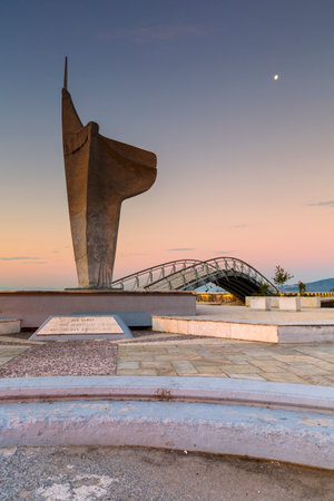 Monument at the seafront of Volos city as seen early in the morning.のeditorial素材