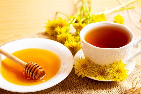 honey with dandelions. cup of tea with dandelion. selective focus.natureの写真素材