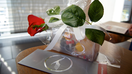 Lufthansa First Class Tickets und Quitscheentchen (Lufthansa First Class Terminal Frankfurt), famous Lufthansa Fist Class duck special wedding ediotionの写真素材