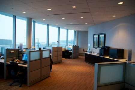 TORONTO, CANADA - JAN 21st, 2017: workplace room with computers and desks in the Business Center of the Air Canada Maple Leaf Lounge at YYZ airportのeditorial素材