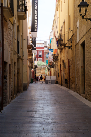 TARRAGONA, SPAIN - AUG 28th, 2017: Deserted street of old European town on a clear Sunny day. The bright walls of the old town of Tarragona in Cataloniaのeditorial素材