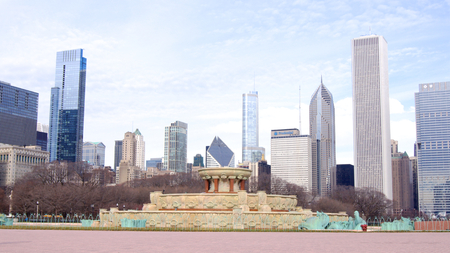 CHICAGO, ILLINOIS, UNITED STATES - DEC 12th, 2015: Buckingham fountain at Grant Park and Chicago downtown skylineのeditorial素材