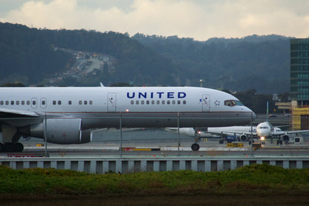 SAN FRANCISCO, CALIFORNIA, UNITED STATES - NOV 27, 2018: United Airlines Boeing 757 on the tarmac at San Francisco International Airport SFO prior to takeoffのeditorial素材