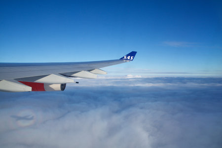 SAN FRANCISCO, CALIFORNIA, UNITED STATES - NOVEMBER 24, 2018: View of the plane wing above the cloudsのeditorial素材
