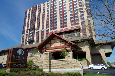 NIAGARA FALLS, ONTARIO, CANADA - 21 MAY 2018: Multi-storey hotel building on the Canadian side of the fallsのeditorial素材