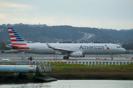 SAN FRANCISCO, CALIFORNIA, UNITED STATES - NOV 27, 2018: American Airlines Airbus A320 en route to the runway at San Francisco International Airportのeditorial素材