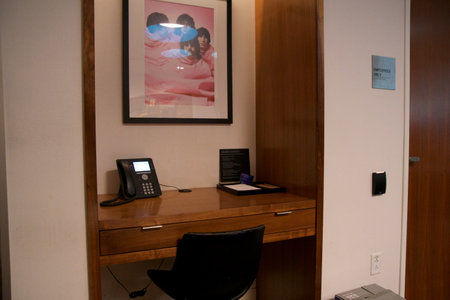 SAN FRANCISCO, CALIFORNIA, UNITED STATES - NOV 28, 2018: Work area with desk and phone in an airport lounge at San Francisco International Airport SFOのeditorial素材