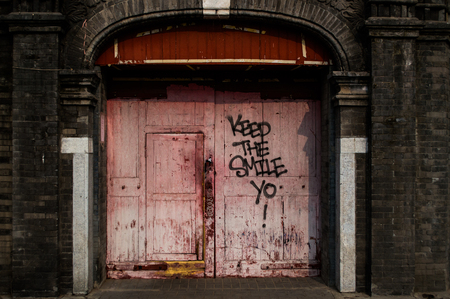 Keep the Smile â Graffiti on a Wooden Gate in Beijing, Chinaのeditorial素材