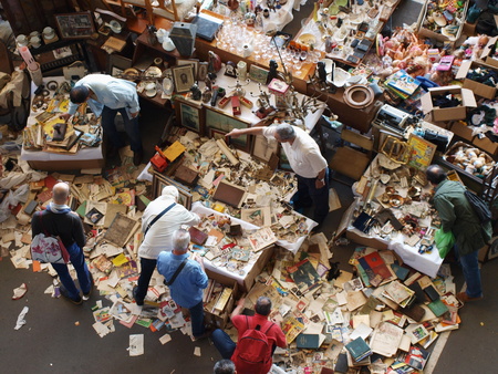 Treasure hunting at flea market Encants Vells, Barcelona, ??Spainのeditorial素材