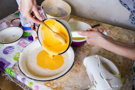 Prepare for the delicious and fragrant cake with raisinsの写真素材