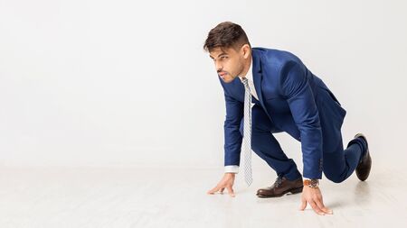 Business Competition And Motivation Concept. Businessman Standing In Ready To Run Position. Panorama, Copy Spaceの写真素材