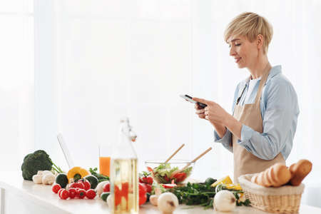 Social networks and cooking family dinner at home