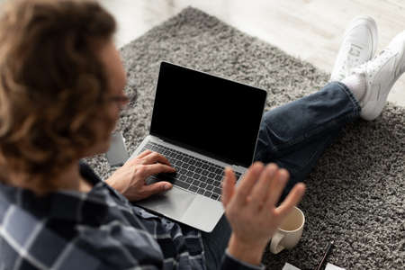 Guy Video Calling On Laptop With Blank Screen Indoor, Mockupの写真素材