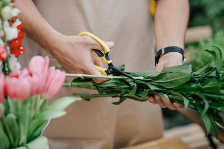 quarantine, ordering bouquets and delivery from flower shopの写真素材