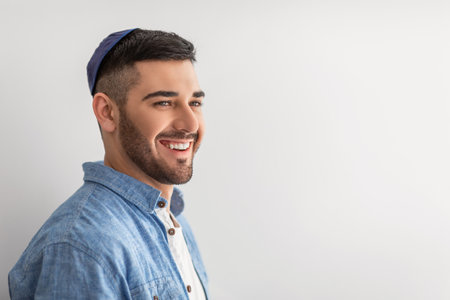 Foto de Closeup portrait of smiling jewish man in yarmulke - Imagen libre de derechos