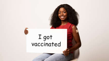 Smiling Black Woman Holding Motivational Placard With I Got Vaccinated Inscriptionの写真素材