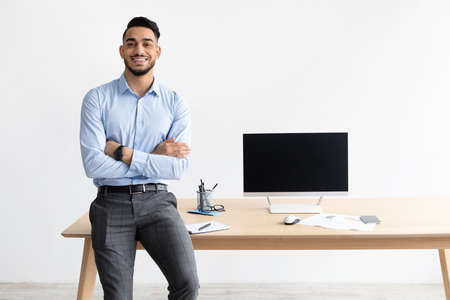 Arab Worker Showing Laptop With Black Empty Screen, Mock Upの写真素材