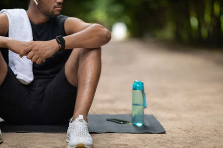 Cropped of african american sportsman having break, training outdoorsの写真素材