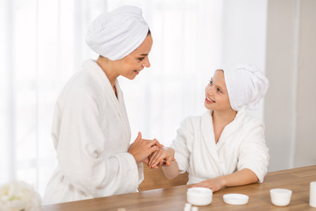Cute Little Girl And Her Young Mother Having Beauty Day At Homeの写真素材