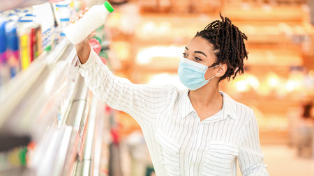 Black Woman Wearing Face Mask Shopping Grocery In Supermarketの写真素材