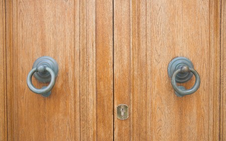 Door knocker couple on allwood door.の写真素材