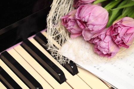 Beautiful tulips flowers on piano keys backgroundの写真素材