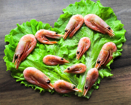 Fresh shrimp are on the green sheet lettuce,food