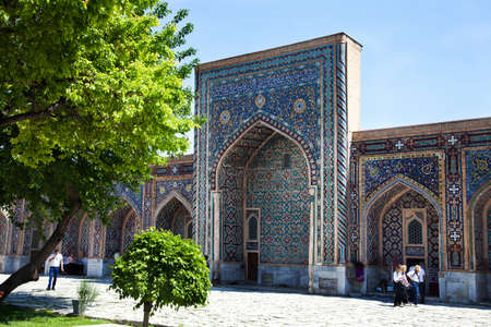 A building decorated with mosaics in the courtyard of the Ulugbek Madrasah at Registan Square in Smarkand in Uzbekistan. 04/29/2019のeditorial素材
