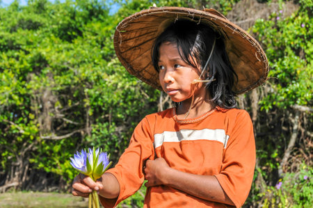 Girl Selling Flowers - Inle Lakeのeditorial素材