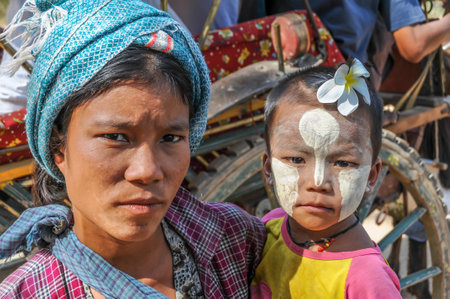 Woman with Tanaka Daughter - Baganのeditorial素材