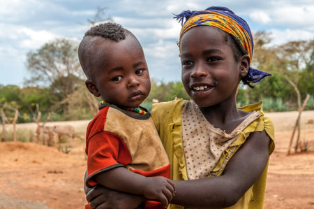 ALDUBA, ETHIOPIA - MARCH 18,2014 - Sister Alem  7  with brother Zena  18m  from Alduba のeditorial素材