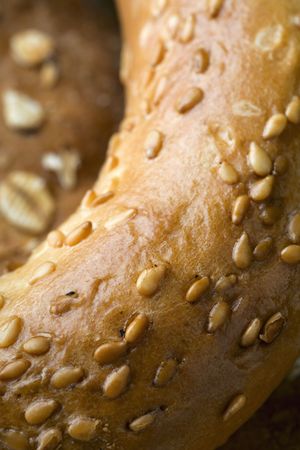 sesame seed on bagel crust