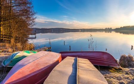 Sunrise over lake at end of winter. Frosty morning with sunrise over lake.の写真素材