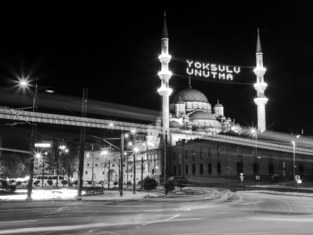 New Mosque at Istanbul in night time  Mahya is a Ramadan Tradition in Turkey The letters formed with lamps,usually done in Ramadan  Mahya  words writing between minarets as Turkish  Yoksulu Unutma  means  Don t Forget The Poor のeditorial素材