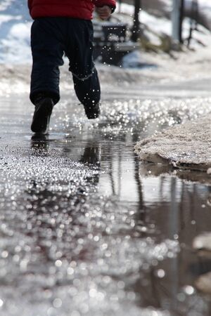 water,legs,boots,blue trousers,red jacket,dripped,reflection,hides snowのeditorial素材