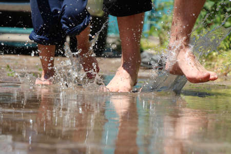 Father and son walk water squirtingのeditorial素材