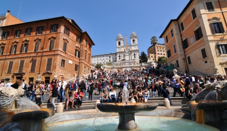 Rome, Italy - 30 March, 2012: Crowds of tourists enjoying the sun on The Spanish Steps (Scalinata della Trinità dei Monti) in Piazza di Spagna, Romeのeditorial素材