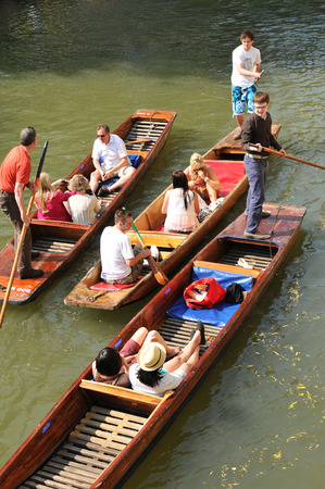 CAMBRIDGE, UK - APRIL 25, 2011: Gondola with tourists sightseeing Cambridge from river Camのeditorial素材