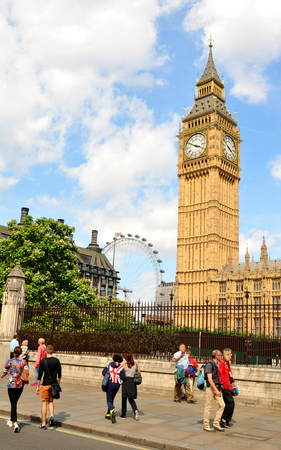 LONDON, UK. JULY 9, 2014: Tourists sightseeing Big Ben in central Londonのeditorial素材