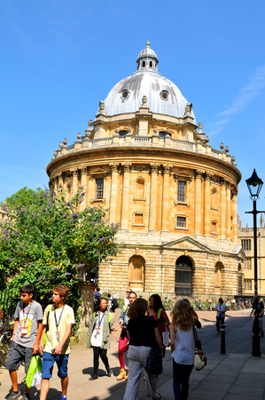 Tourists in Oxford, Oxfordshire - Englandのeditorial素材