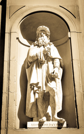 Architectural detail of statue depicting Leonardo da Vinci in Florence, Italy.のeditorial素材
