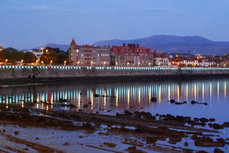Night in Getxo with city lights reflectionsの写真素材
