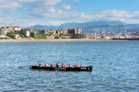 GETXO, SPAIN - AUGUST 10: Oarsmen training to participate in a rowing race on August 10, 2013 in Getxo, Spain. Rowing races is a typical sport in Basque Country and is known as 'traineras'のeditorial素材