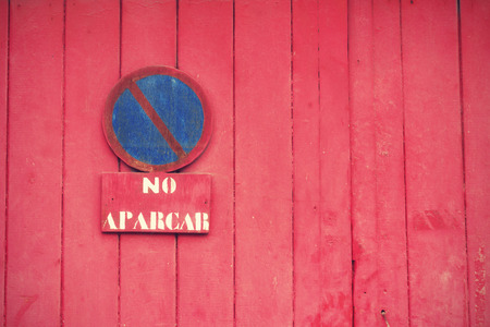 No parking traffic sign on a wooden wallの写真素材