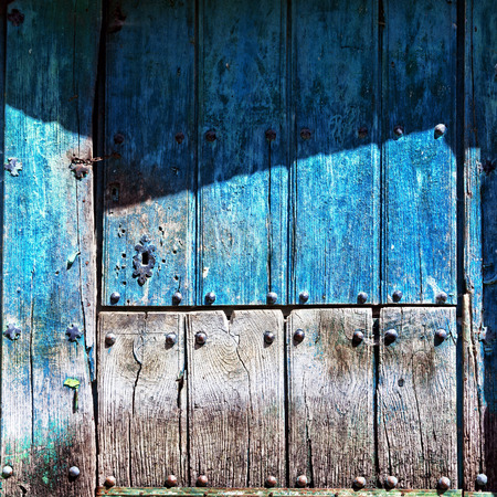wooden old door of barn entranceの写真素材